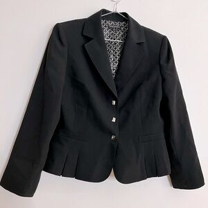 TAHARI | Black Pleat Front Waist-Length Blazer with Beautiful Buttons